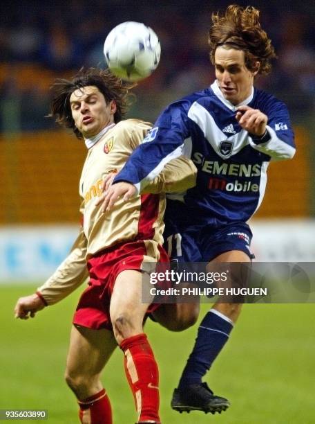 Le milieu de terrain de Lens Jocelyn Blanchard est à la lutte avec le milieu de terrain brésilien de Bordeaux Savio Bortolini, le 05 février 2003 au...