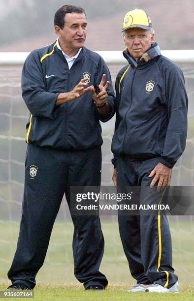 Carlos Alberto Parreira técnico y Mario Jorge ¨Lobo¨ Zagalo coordinador de la selección brasileña de fútbol, observan a los jugadores durante un...