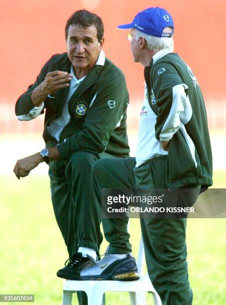 Carlos Alberto Parreira , técnico de la selección brasileña de fútbol dialoga con su coordinador, Mario Jorge Lobo Zagalo, durante un entrenamiento...