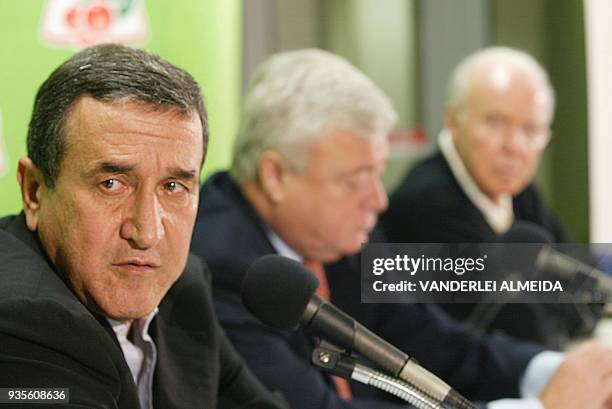 Carlos Alberto Parreira , tecnico de la seleccion brasileña de futbol, acompañado por Ricardo Teixeira , presidente de la Confederacion Brasileña de...