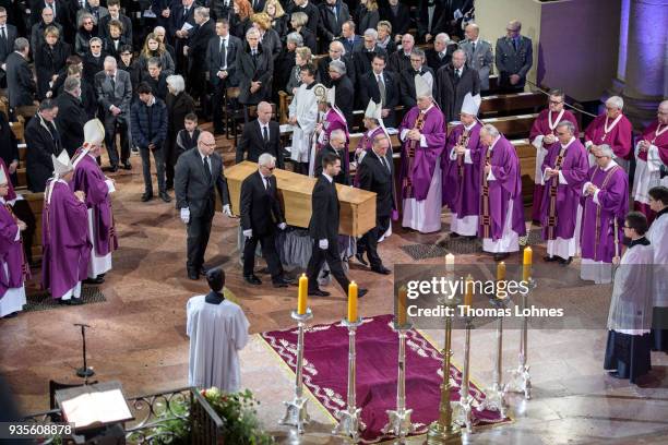 Bischop Peter Kohlgraf blesses the coffin of Cardinal Karl Lehmann in the Mainzer Dom cathedral during the funeral service for Lehmann on March 21,...