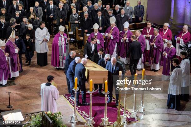 Bischop Peter Kohlgraf blesses the coffin of Cardinal Karl Lehmann in the Mainzer Dom cathedral during the funeral service for Lehmann on March 21,...