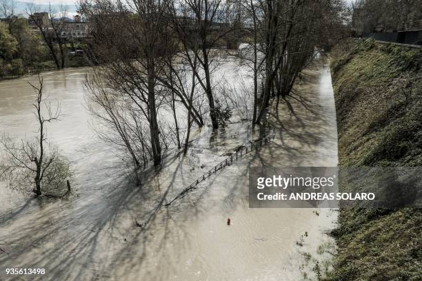 High level of Tiber river is pictured near near the "Testaccio" neighborhood in Rome on March 21 after violent and torrential rains. / AFP PHOTO /...