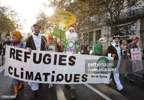 Quelques centaines de personnes manifestent le 04 Novembre 2006 à Paris dans le cadre de la journée mondiale contre le réchauffement climatique, à...