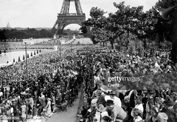 Une foule de fidèles assiste à la messe en plein air, dite "messe de réconciliation" célébrée le 7 juillet 1945 par l'évêque de Clermont-Ferrand...