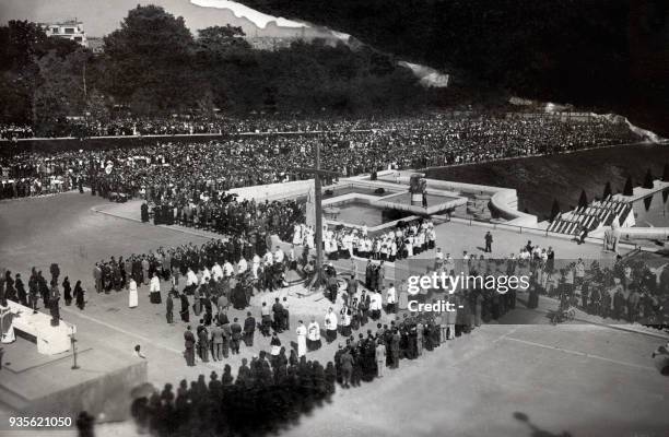 évêque de Clermont-Ferrand Gabriel Piguet, lui-même interné à Dachau, célèbre une messe en plein air, dite "messe de la réconciliation", le 7 juillet...