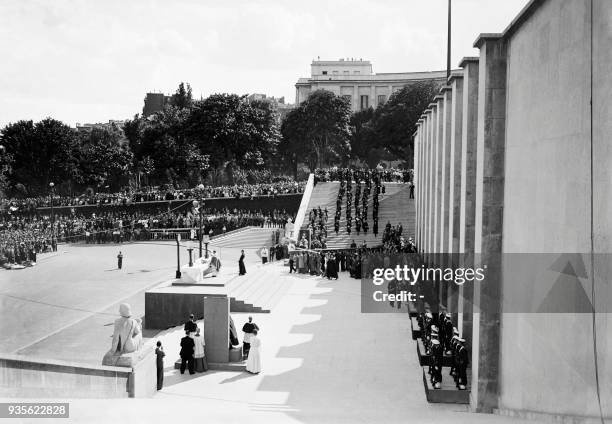 évêque de Clermont-Ferrand Gabriel Piguet, lui-même interné à Dachau, célèbre une messe en plein air, dite "messe de la réconciliation", le 7 juillet...