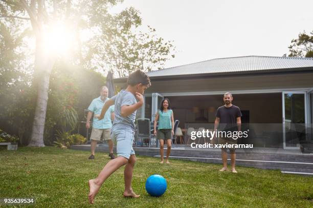 famille australienne jouant dans le jardin de back yard - australian culture stock photos et images de collection