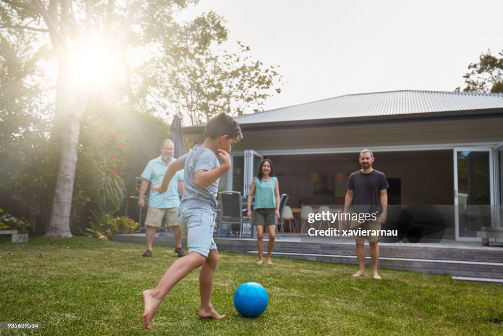 Famiglia australiana che gioca nel giardino sul retro del cortile