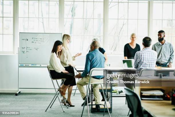 engineers and designers in team meeting in design office conference room - gruppe zuhören hilfe stock-fotos und bilder