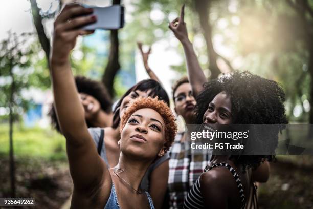 multiraciale groep vrienden nemen selfie - black female friends stockfoto's en -beelden