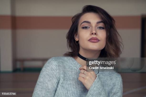 retrato de una chica hermosa - short necklace fotografías e imágenes de stock