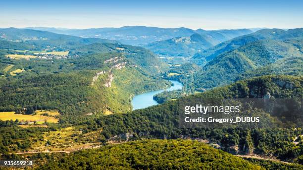 vue aérienne du français de la vallée de la rivière d’ain bugey montagnes auvergne-rhone-alpes en été - paysage france foret photos et images de collection