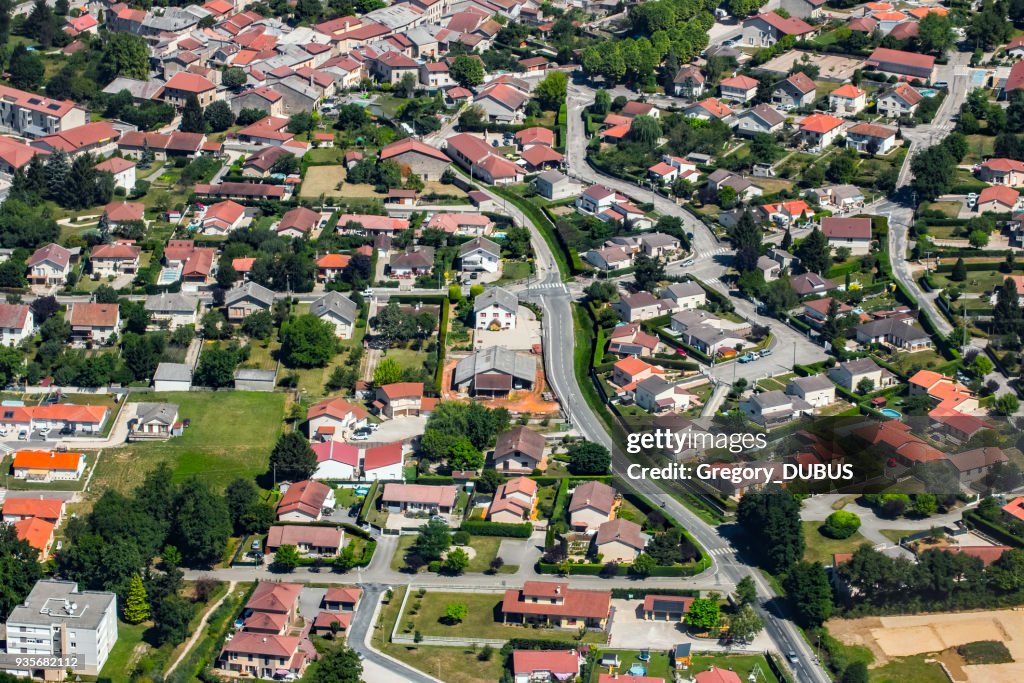 Vista aérea de la francesa ciudad de Ambronay en Auvernia-Ródano-Alpes región calles y casas con patio