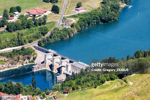 vista aerea della piccola diga idroelettrica costruita sul fiume ain in francia nella stagione estiva - centrale idroelettrica foto e immagini stock