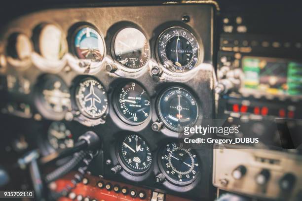 gros plan sur les instruments de vol dans le vieux petit avion du poste de pilotage intérieur panneau dans la mise au point sélective - piloter photos et images de collection