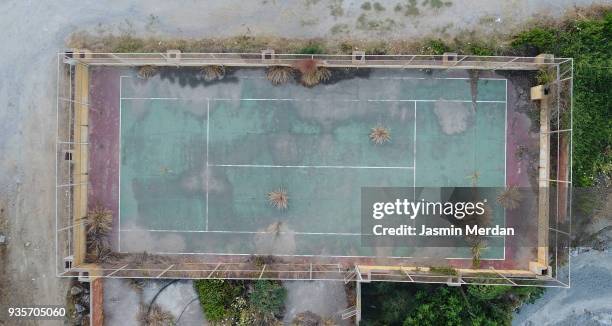 tennis playground aerial view - tennisveld stockfoto's en -beelden