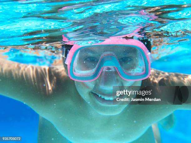 kids enjoying under water during summer vacation - southern european descent fotografías e imágenes de stock