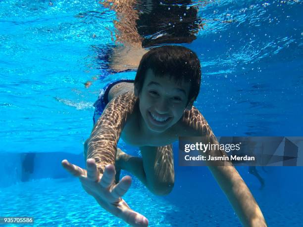 kids enjoying under water during summer vacation - southern european descent fotografías e imágenes de stock