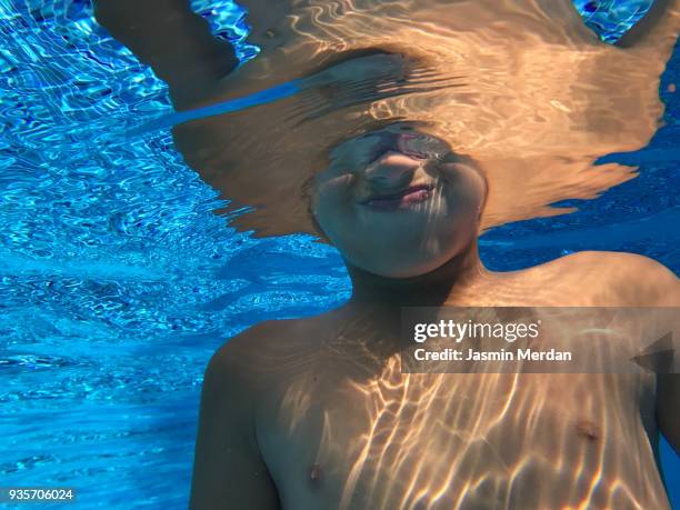 kids enjoying under water during summer vacation - southern european descent fotografías e imágenes de stock