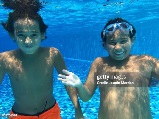 kids enjoying under water during summer vacation - southern european descent fotografías e imágenes de stock