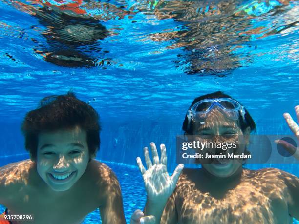 kids enjoying under water during summer vacation - southern european descent fotografías e imágenes de stock