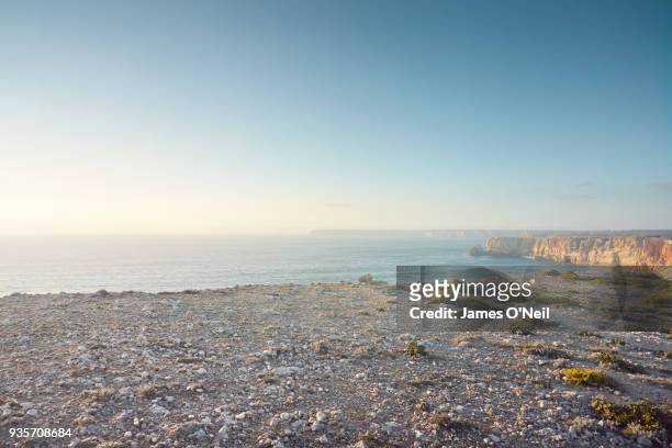 rocky plateau on top of cliff overlooking the sea - altiplano - fotografias e filmes do acervo