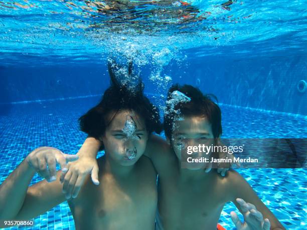 kids enjoying under water during summer vacation - southern european descent fotografías e imágenes de stock