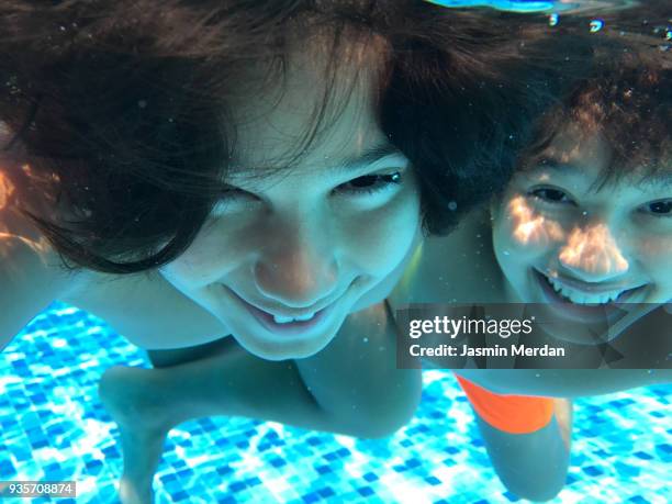 kids enjoying under water during summer vacation - southern european descent fotografías e imágenes de stock