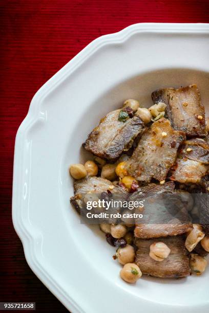 pork belly - lumière ambiante photos et images de collection