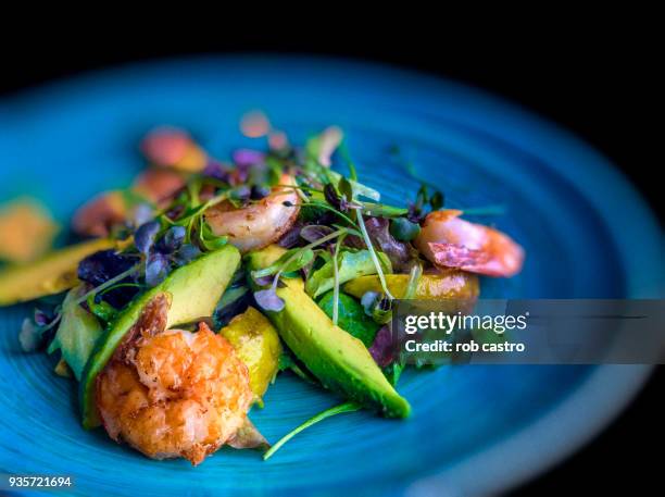 fried shrimp - food plating stock-fotos und bilder