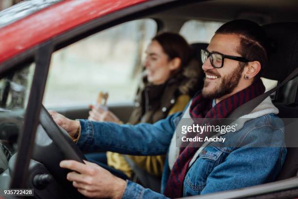 glückliches junges paar reisen mit dem auto - driving romance stock-fotos und bilder