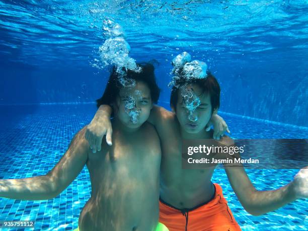 kids enjoying under water during summer vacation - southern european descent fotografías e imágenes de stock