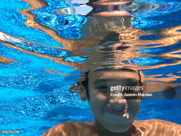 kids enjoying under water during summer vacation - southern european descent fotografías e imágenes de stock