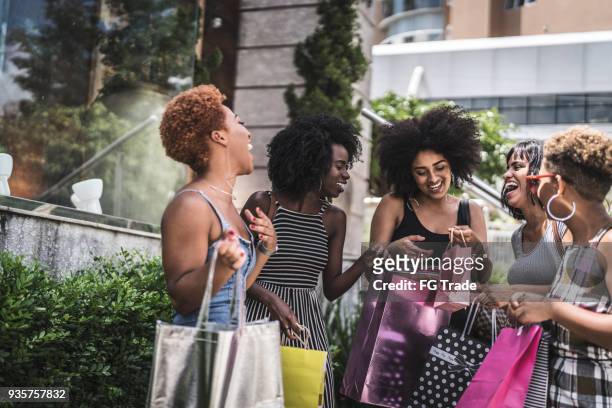 grupp unga vänner shopping i street - latin american and hispanic shopping bags bildbanksfoton och bilder
