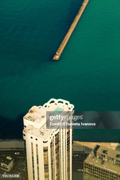 auf dem dach eines wolkenkratzers in der nähe von lake michigan und chicago, il, usa - elisaveta ivanova stock-fotos und bilder