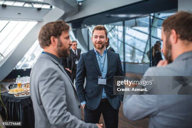 geschäftsleute, die gespräch während einer pause - sektempfang stock-fotos und bilder