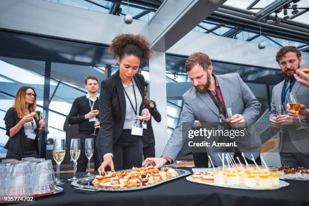 business-team eine pause - sektempfang stock-fotos und bilder