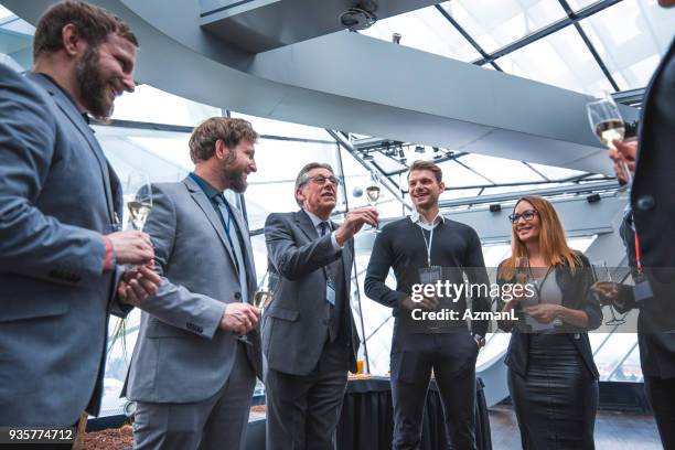 business-team während einer pause champagner trinken - sektempfang stock-fotos und bilder