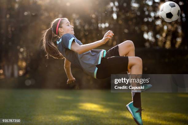 tiener meisje te voetballen - girls football stockfoto's en -beelden