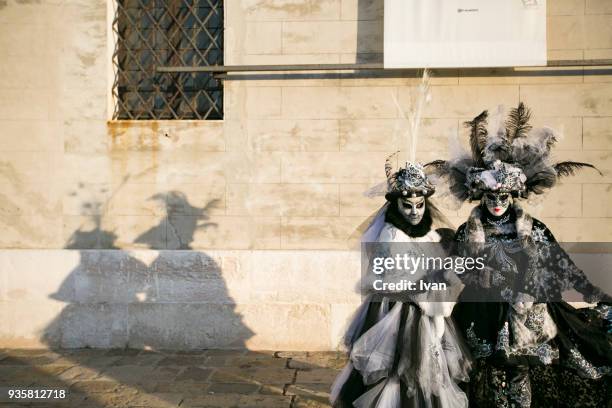 revelers in carnival costume, venice carnival (carnevale di venezia), venice, italy - carnevale venezia stockfoto's en -beelden