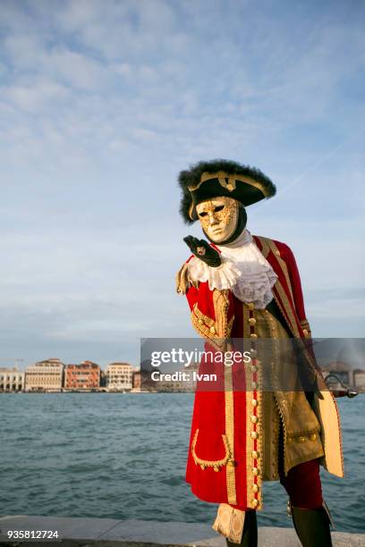 revelers in carnival costume, venice carnival (carnevale di venezia), venice, italy - carnevale venezia fotografías e imágenes de stock