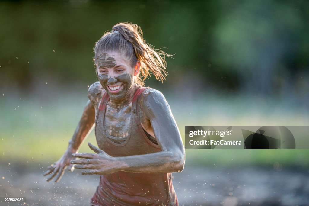 婦女做泥奔跑