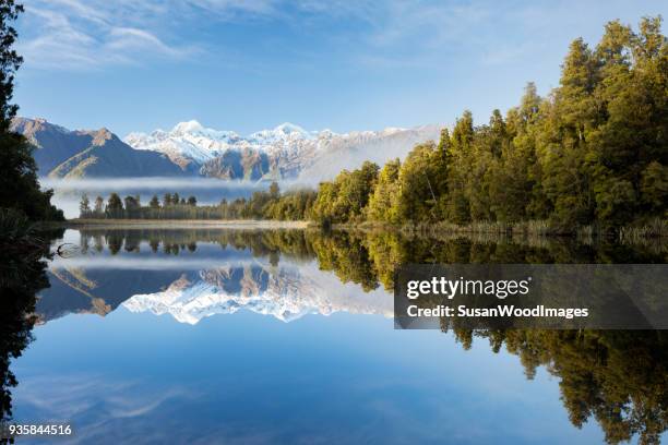 lake matheson nebligen morgen, neuseeland - mt cook stock-fotos und bilder