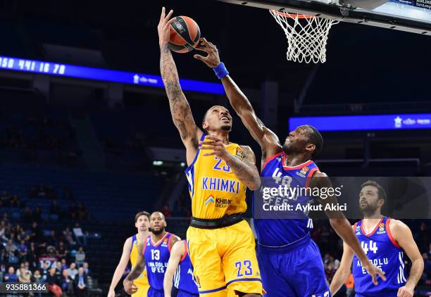 Malcolm Thomas, #23 of Khimki Moscow Region competes with Bryant Dunston, #42 of Anadolu Efes Istanbul during the 2017/2018 Turkish Airlines...