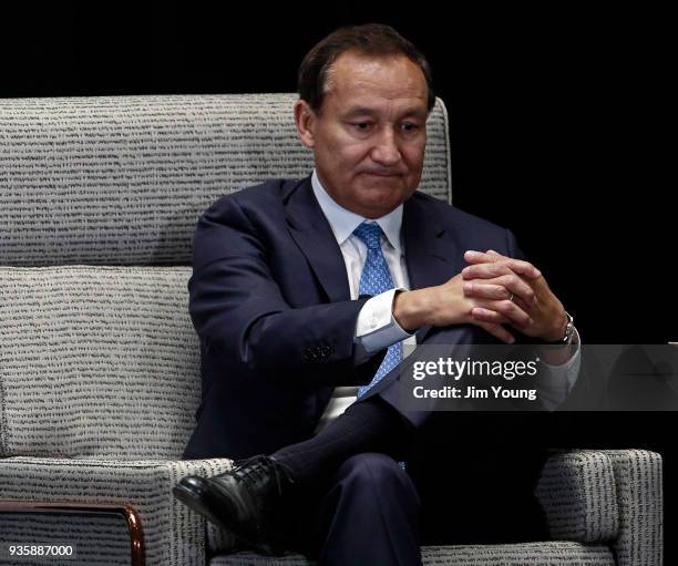 United Airlines CEO Oscar Munoz listens to remarks after speaking on the long-term strategy for the airline to the Executives' Club of Chicago on...