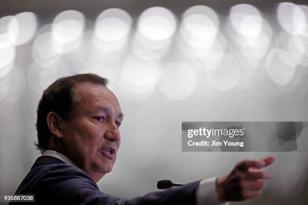 United Airlines CEO Oscar Munoz delivers remarks on the long-term strategy for the airline to the Executives' Club of Chicago on March 21, 2018 in...