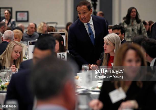 United Airlines CEO Oscar Munoz speaks to attendees before delivering remarks on the long-term strategy for the airline to the Executives' Club of...