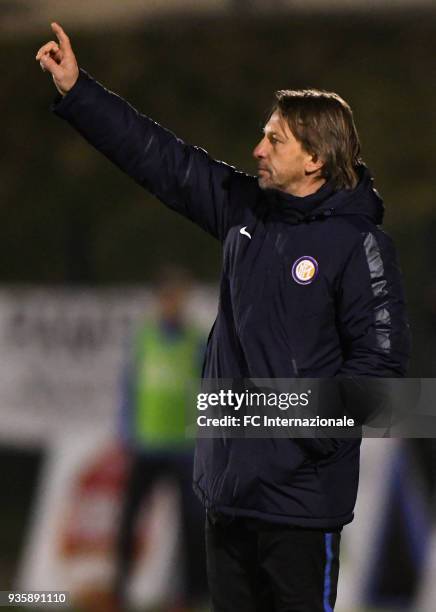 Head coach Stefano Vecchi of FC Internazionale issues instructions to his players during the Viareggio Cup match FC Internazionale U19 and Pro...