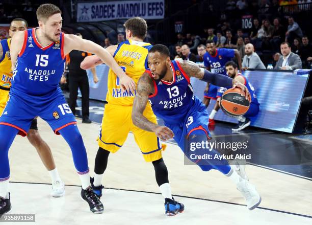 Sonny Weems, #13 of Anadolu Efes Istanbul in action during the 2017/2018 Turkish Airlines EuroLeague Regular Season Round 27 game between Anadolu...